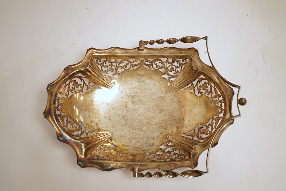 An Edwardian silver rectangular fruit basket, Fenton Brothers Ltd, Sheffield, 1902, base a.f., 22.6oz.